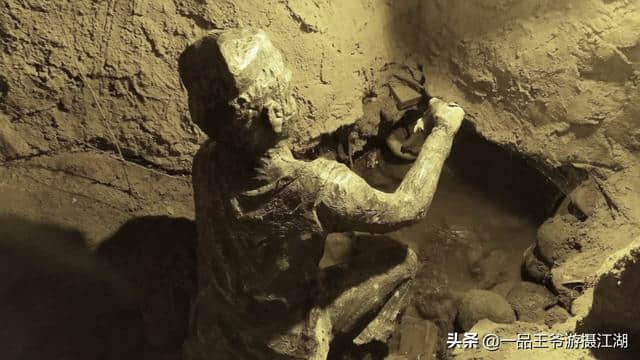 到新疆吐鲁番旅游看中国古代三项伟大工程之一――坎儿井