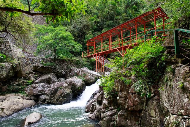 福建3A景区，名为皇帝洞实际是条峡谷，有23处瀑布闻名