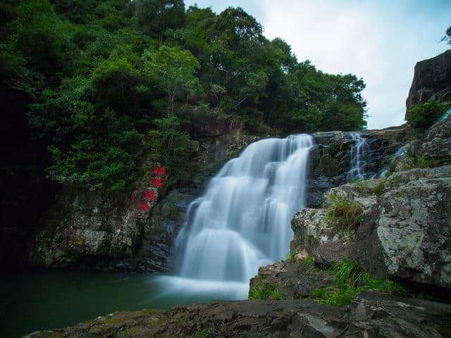 福建3A景区，名为皇帝洞实际是条峡谷，有23处瀑布闻名