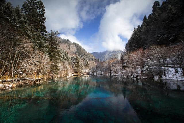 11月去<a href='https://www.xacct.com.cn/tags/jiuzhaigou_64_1.html' target='_blank'>九寨沟</a>，小编教你玩转淡季九寨沟，这一次我们不看后脑勺