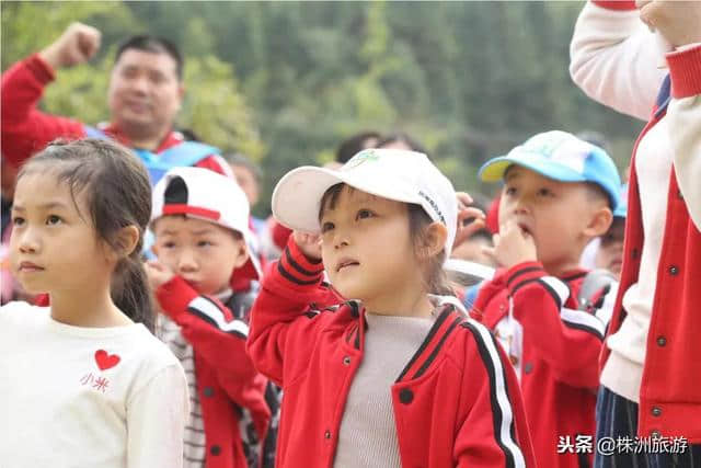 响水村举办秋季亲子文明远足活动，百名游客徜徉斑斓花海！