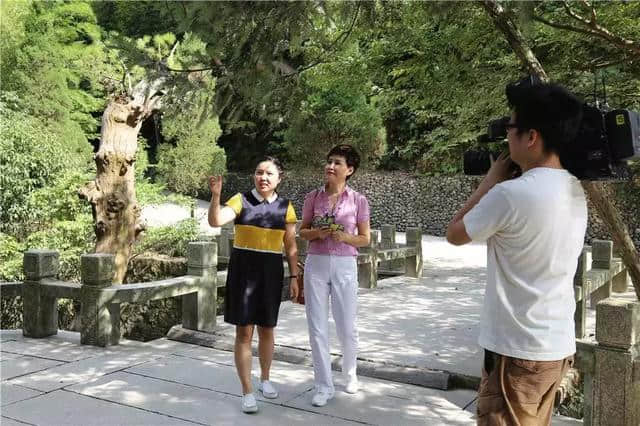 “撞大钟品美食，赏美景话济公”看金牌主持范大姐如何玩转天台