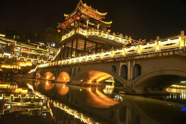 凤凰古城新攻略：去凤凰古城的4个理由，不仅仅是看烟雨赏夜景