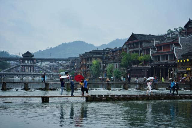 凤凰古城新攻略：去凤凰古城的4个理由，不仅仅是看烟雨赏夜景