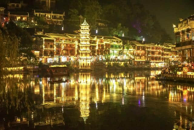 凤凰古城新攻略：去凤凰古城的4个理由，不仅仅是看烟雨赏夜景