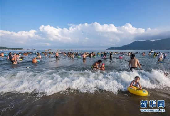 浙江舟山：朱家尖迎来游客高峰