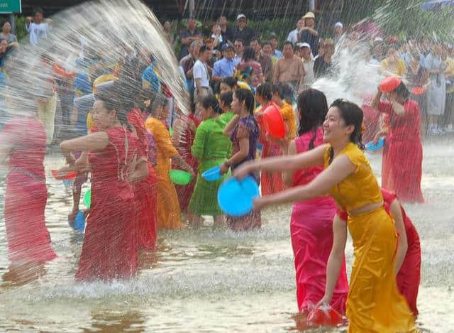 九张图带你旅游看西双版纳泼水节，最后的美女亮了