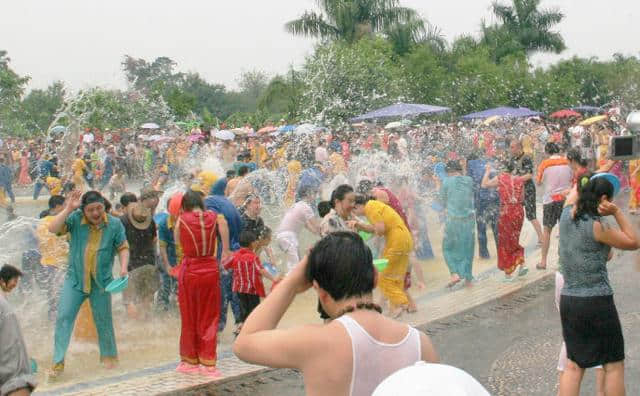 九张图带你旅游看西双版纳泼水节，最后的美女亮了