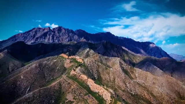 秋日你一定要去趟银川的这处山脉，它的巍峨远比诗词来的震撼