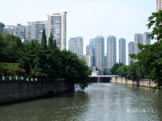 被称为中国最安逸的城市，中国三座最佳旅游城市之一，徒步观景