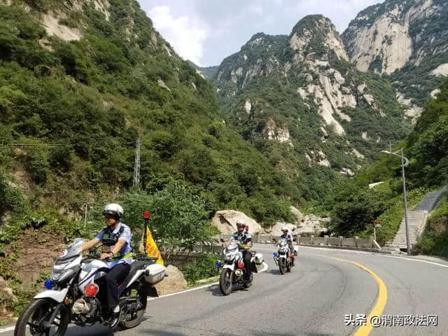 华阴交警大队大力整治华山景区旅游交通秩序（图）