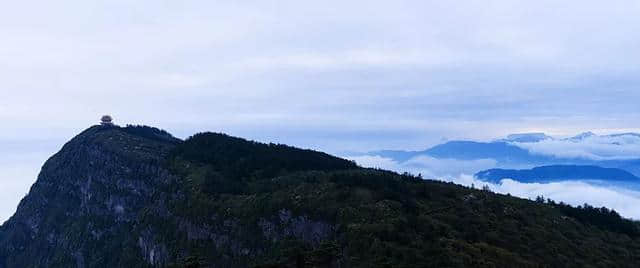 峨眉山的景色已经美得不像话，半山的红叶山顶的雪