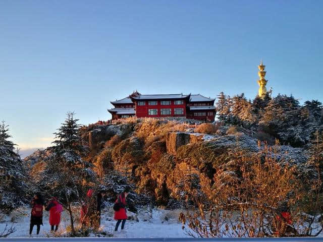 峨眉山的景色已经美得不像话，半山的红叶山顶的雪