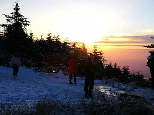 峨眉山的景色已经美得不像话，半山的红叶山顶的雪