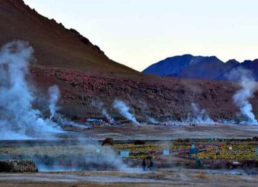 南美旅游：智利晨观火山口夕赏月亮谷（图）