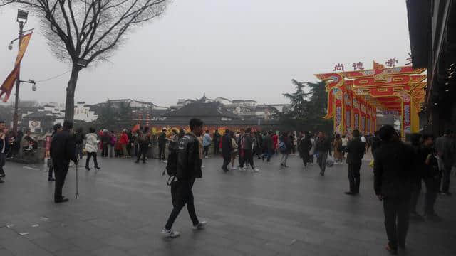 南京是旅游之城，夫子庙是必去景点