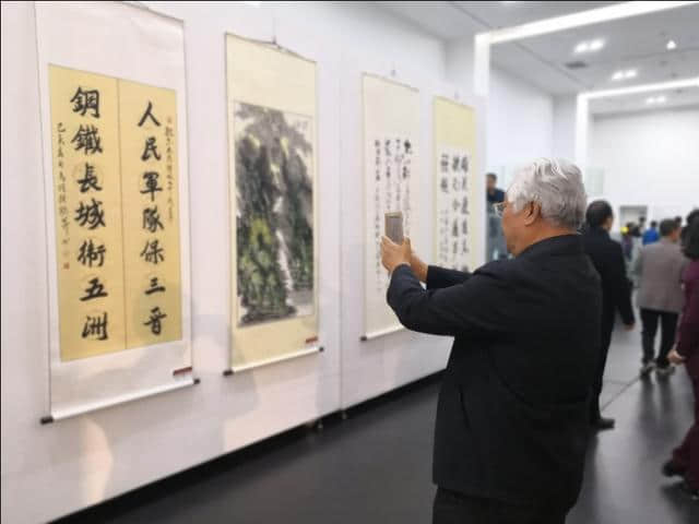 迎接新中国七十华诞暨太原解放七十周年主题纪念展开幕