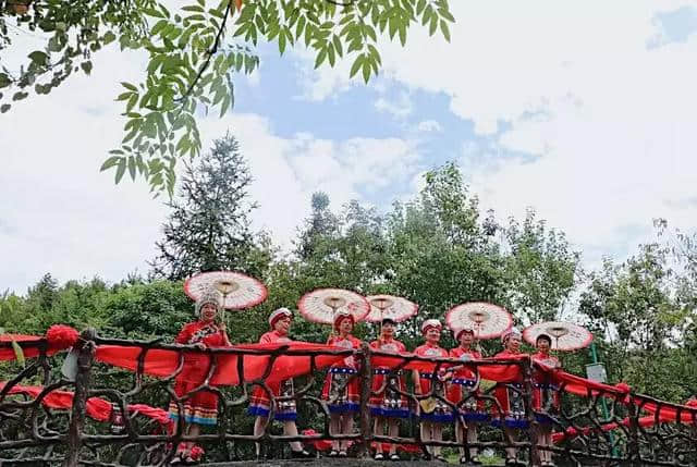 10月1日国庆节，恩施美景游客爆满，旅游局限流公告“四连发”