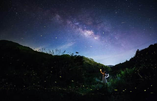 美如仙境！夏夜的土楼不止有星空，还有萤火虫！