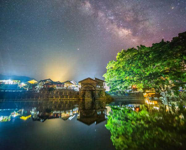 美如仙境！夏夜的土楼不止有星空，还有萤火虫！