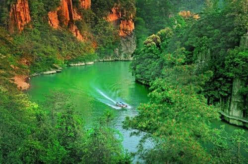 浙西大峡谷，山石奇俊，水瀑细软，最适合夏天前来避暑