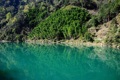 浙西大峡谷，山石奇俊，水瀑细软，最适合夏天前来避暑