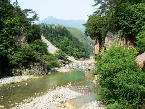 浙西大峡谷，山石奇俊，水瀑细软，最适合夏天前来避暑