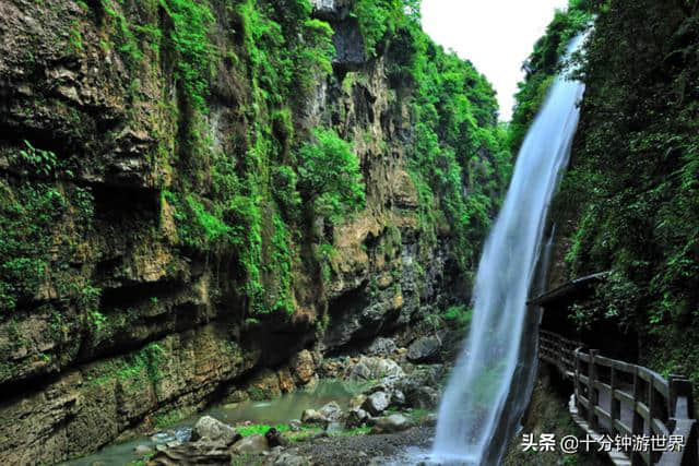 倚栏风雨长桥，俯瞰飞瀑倾泻峡谷，如此美景尽在恩施大峡谷