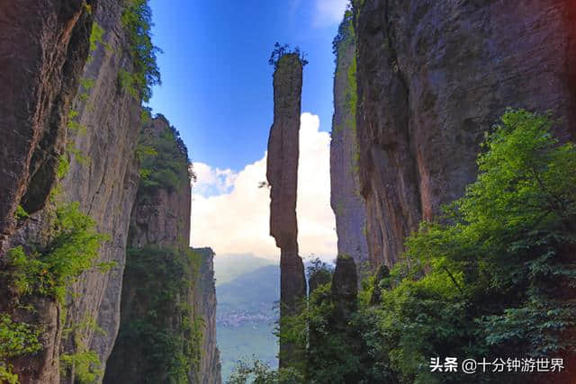 倚栏风雨长桥，俯瞰飞瀑倾泻峡谷，如此美景尽在恩施大峡谷