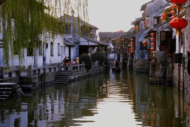 去江南旅游，西塘古镇的美不能错过，除烟雨长廊外这些景点也不错