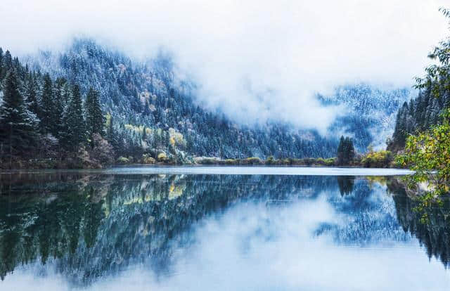 最美冬季雪景 九寨沟，当秋与冬雪共景