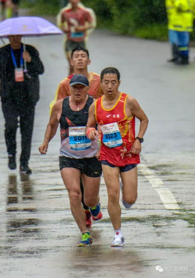 鸡西摇滚马拉松雨中激情开跑，光影为鸡西点赞