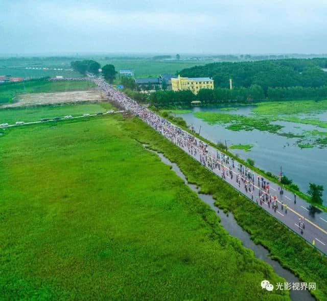 鸡西摇滚马拉松雨中激情开跑，光影为鸡西点赞