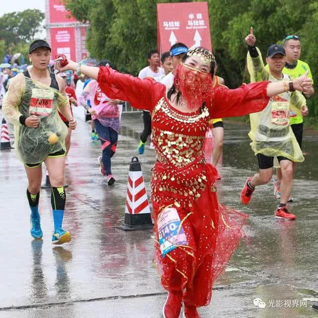 鸡西摇滚马拉松雨中激情开跑，光影为鸡西点赞