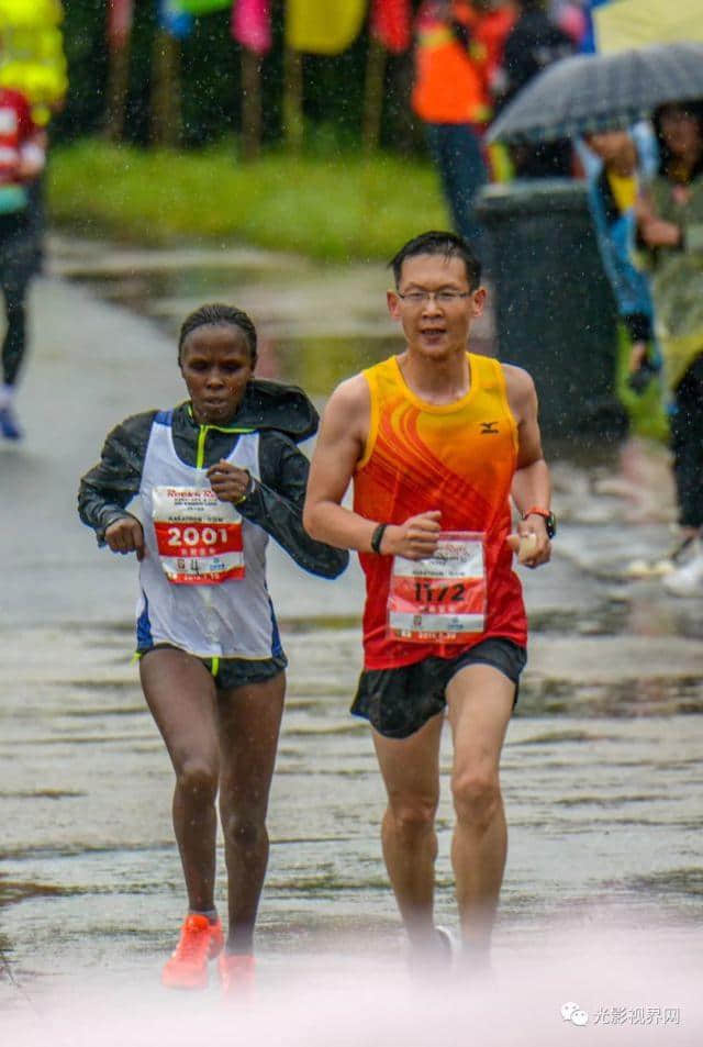 鸡西摇滚马拉松雨中激情开跑，光影为鸡西点赞