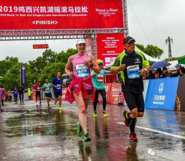 鸡西摇滚马拉松雨中激情开跑，光影为鸡西点赞