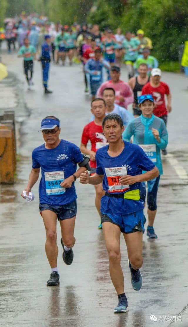 鸡西摇滚马拉松雨中激情开跑，光影为鸡西点赞