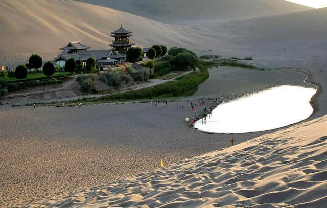 中国最美的五大沙漠，塔克拉玛干沙漠腹地，鸣沙山月牙泉，景美