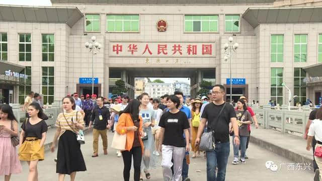 东兴口岸丨加长版五一小长假 东兴口岸跨境游持续升温