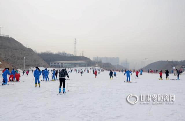 冬日休闲旅游好去处 兰州安宁滑雪乐趣多！