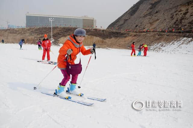 冬日休闲旅游好去处 兰州安宁滑雪乐趣多！