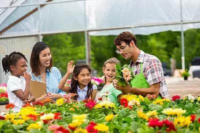 如何依托四川地方资源开展特色研学旅行？