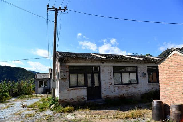 门头沟杨家峪，建在悬崖上的房子