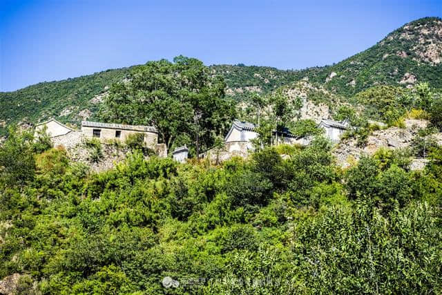 门头沟杨家峪，建在悬崖上的房子