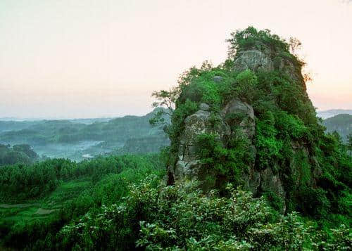 拒绝热门景点，五一旅游去四川这个地方，人少景好美食多