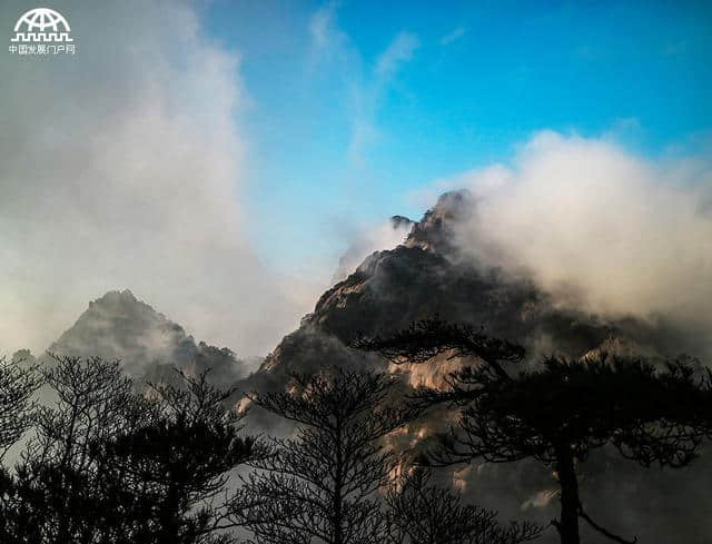 清明节首个假日 黄山风景区迎接中外来宾旅游观光