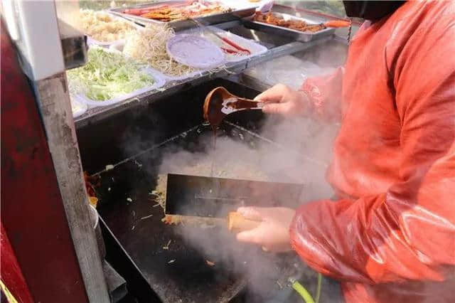 大年初三，蒙山旅游度假区人气持续高涨，特色美食购物受游客热捧