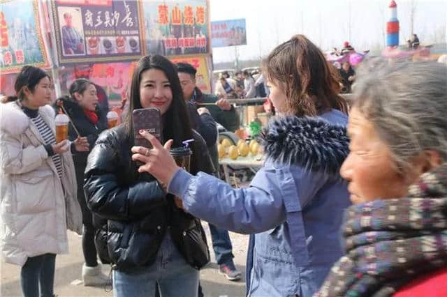 大年初三，蒙山旅游度假区人气持续高涨，特色美食购物受游客热捧