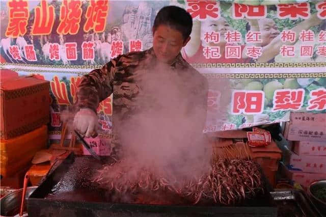 大年初三，蒙山旅游度假区人气持续高涨，特色美食购物受游客热捧