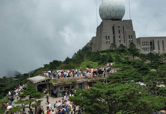 黄山持股游客免门票，一时人满为患，进去才知：羊毛出在羊身上